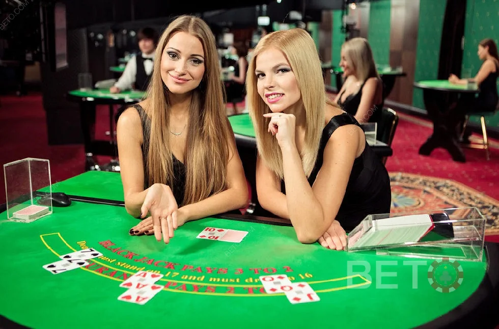 Dealer dan meja permainan pada ruang kasino live